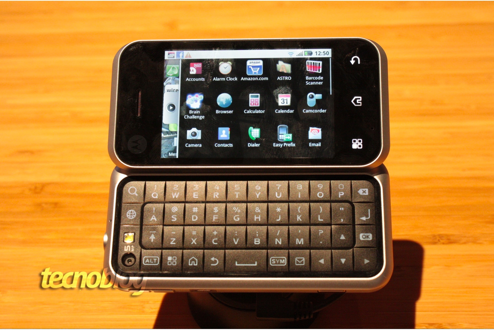 Motorola anuncia Backflip com Android; veja vídeo