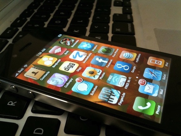 Hacker consegue desbloquear iPhone 4 para qualquer operadora