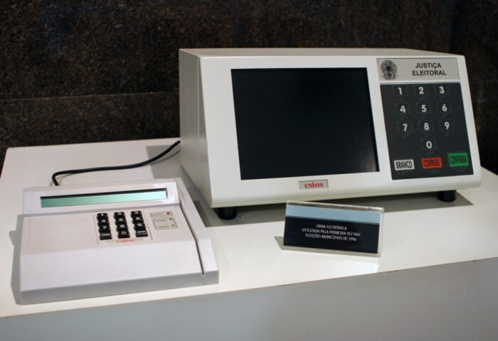 How a Brazilian electronic ballot box works - 1996 electronic ballot box