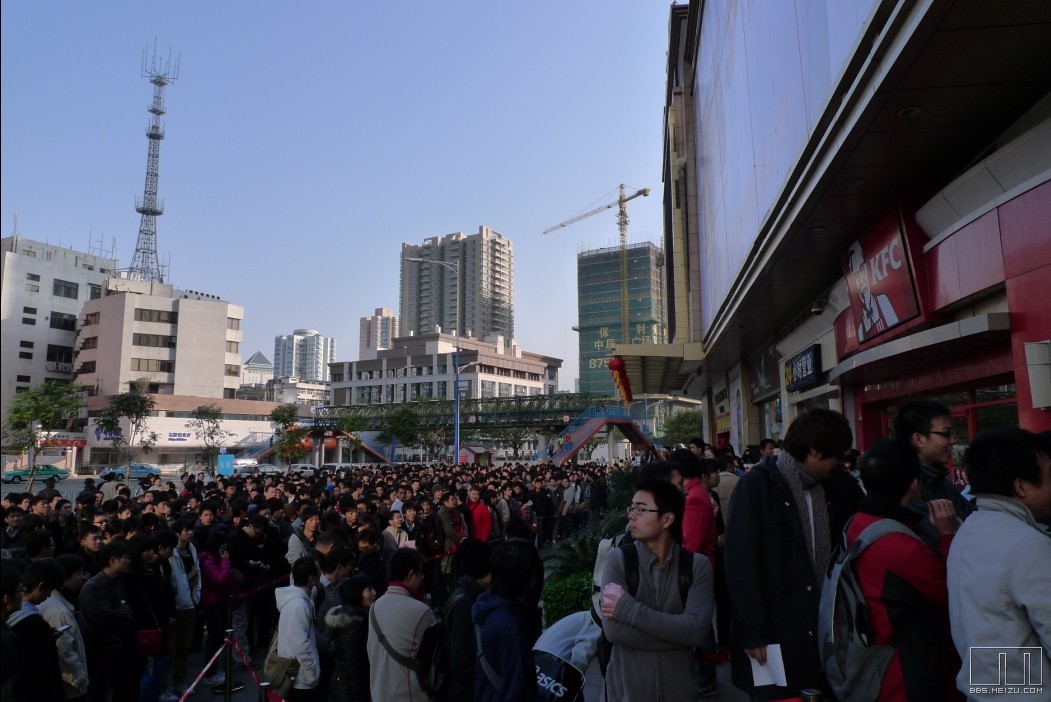 Chineses fazem fila de verdade para comprar cópia do iPhone