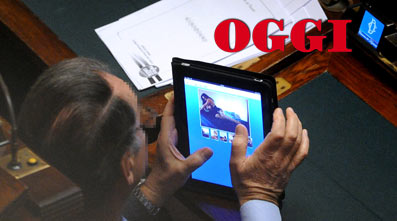 Deputado italiano é flagrado vendo garotas de programa no iPad