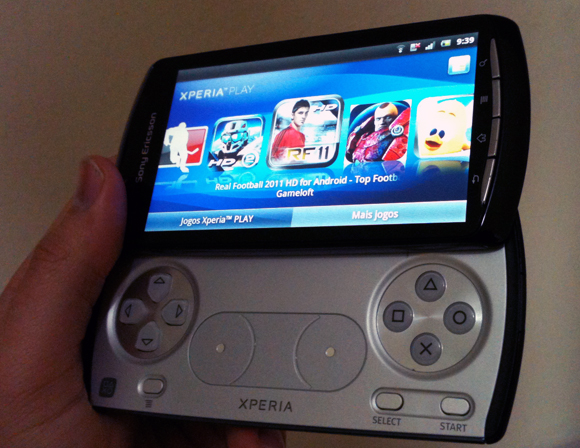 Sony lança Xperia Play, mistura de celular com PSP