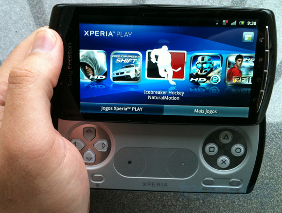 Sony lança Xperia Play, mistura de celular com PSP