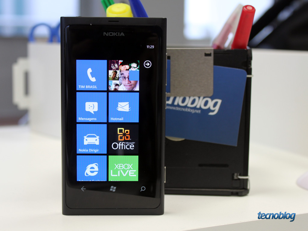 Lumia 800, o belo smartphone da Nokia que roda Windows Phone