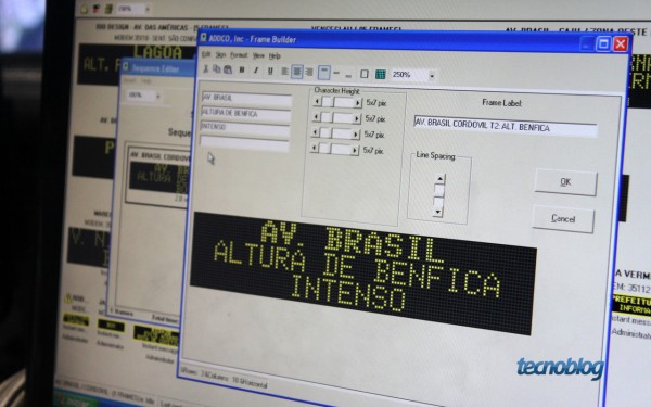 Operador troca a mensagem de um painel em poucos segundos (foto: Thássius Veloso / Tecnoblog)