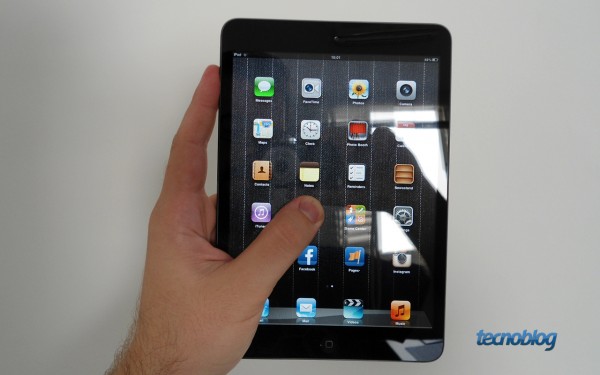 iPad Mini na mão (foto: João Brunelli / Tecnoblog)