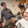 Mulher tetraplégica controla braço robótico com a mente