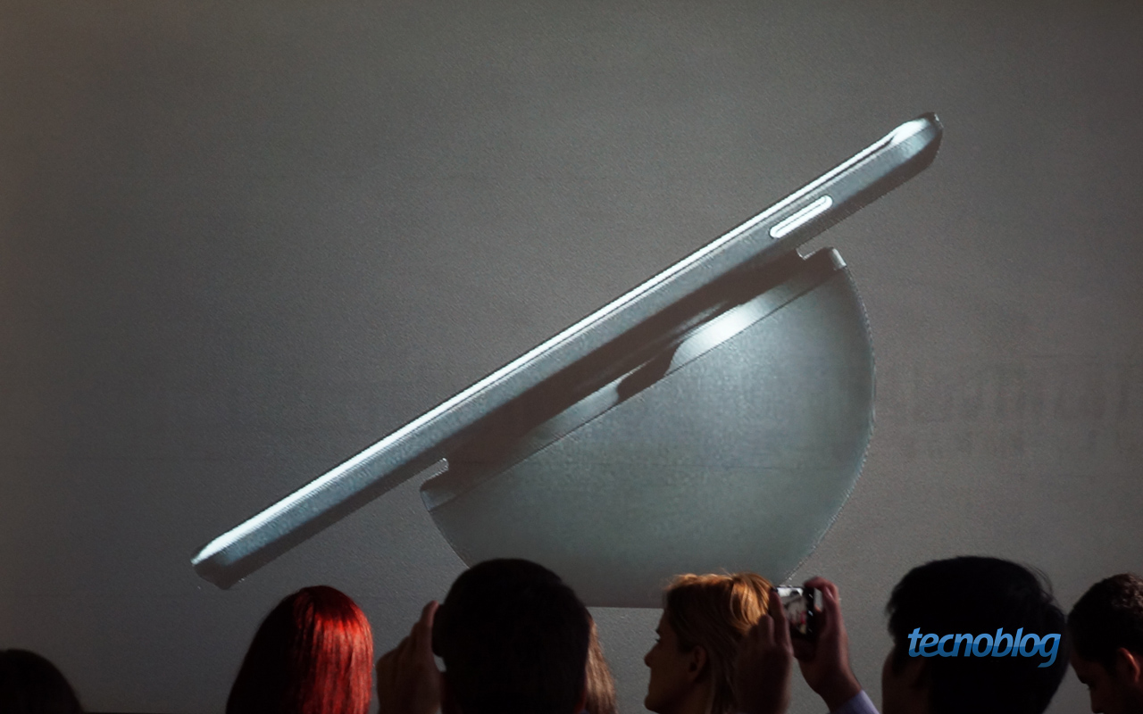 Google mostra carregador sem fio do Nexus 4 (Imagem: Tecnoblog)