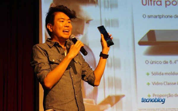 Joe Takata, gerente de produto da Sony Mobile Brasil, apresentando o Xperia Z Ultra