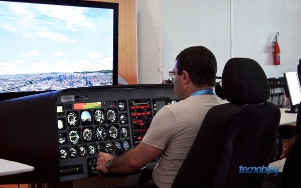 Para quem quiser pilotar, tem simulador de avião na Arena