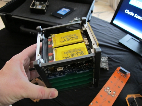 Um CubeSat (Fonte: Wikipedia)