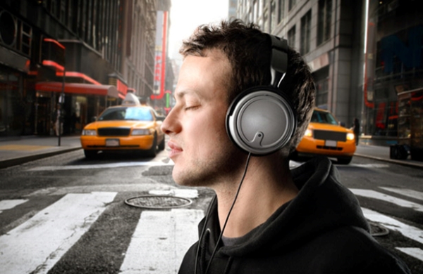 Startup promete app que avisa de perigos quando você estiver com fones de ouvido