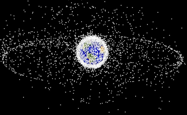 Há, no cálculo dos cientistas, mais de mais de 300 mil pedaços de detritos no espaço