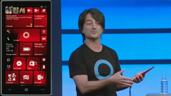 Joe Belfiore, vice-presidente de Windows Phone, mostra a nova tela inicial do Windows Phone 8.1
