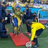 Com ajuda de exoesqueleto, um paraplégico deu o primeiro chute na Copa do Mundo, mas quase ninguém viu