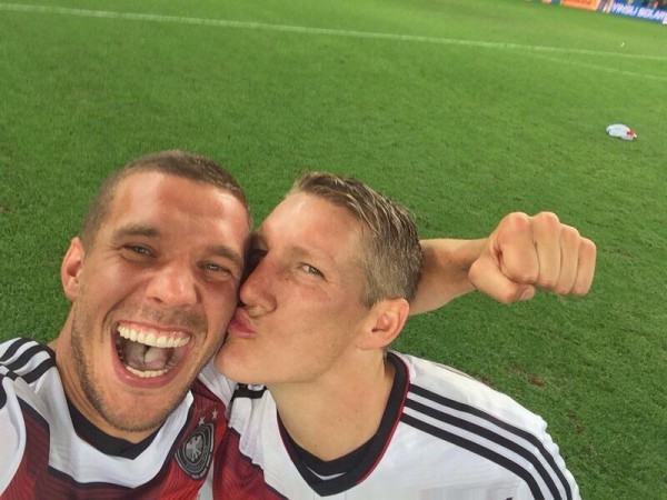 Sefie do jogador alemão Lukas Podolski, postada ainda dentro de campo