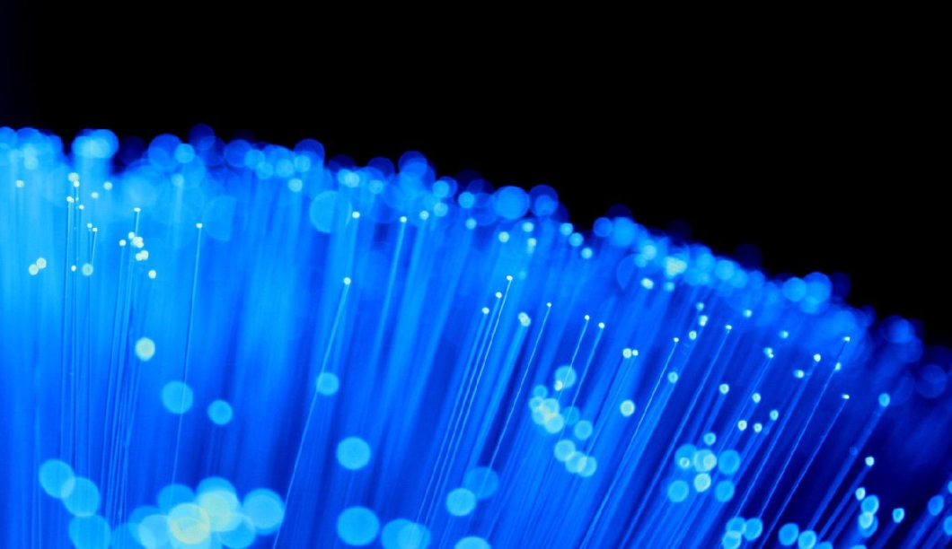 Recorde: pesquisadores criam conexão de fibra óptica que alcança 43 terabits por segundo