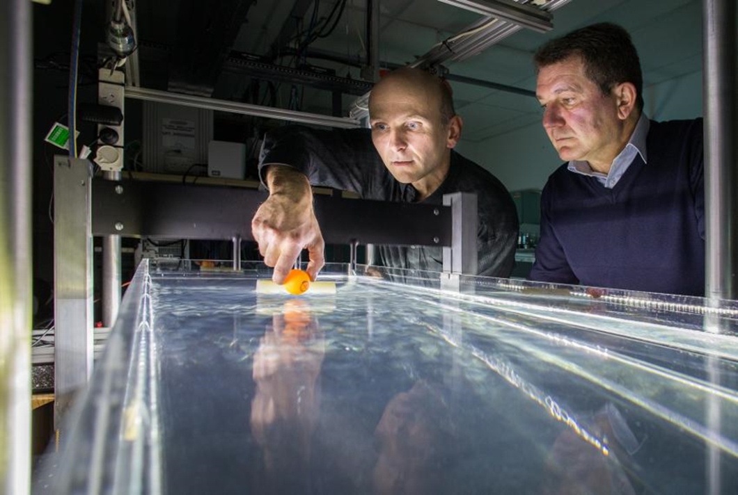 Físicos criam gerador de ondas para mover objetos na água