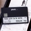 Plastc é um cartão com tela e-ink que promete substituir todos os seus cartões
