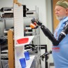 Cientistas fazem amputado controlar dois braços robóticos ao mesmo tempo