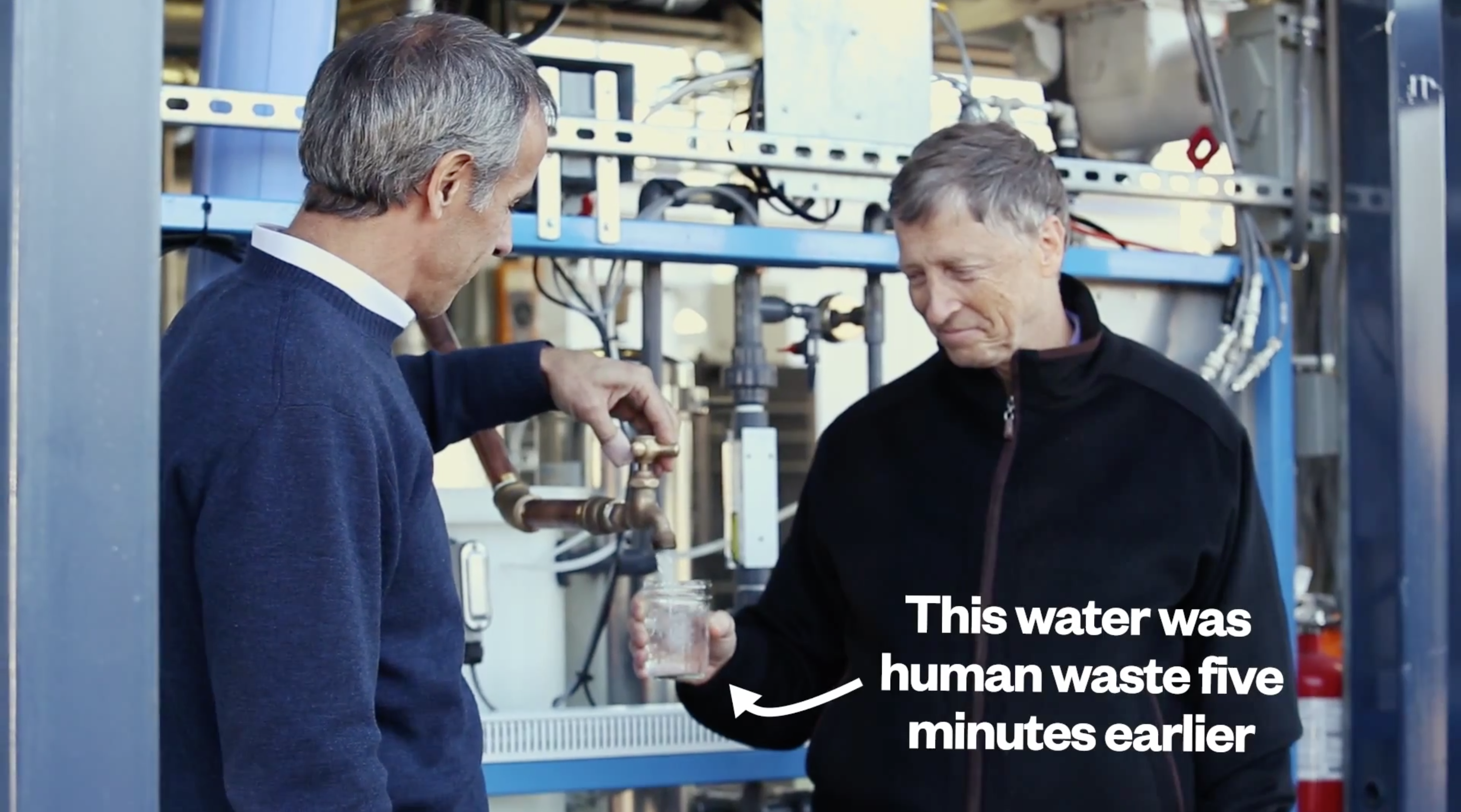 Bill Gates bebe água produzida a partir de cocô humano por uma boa causa