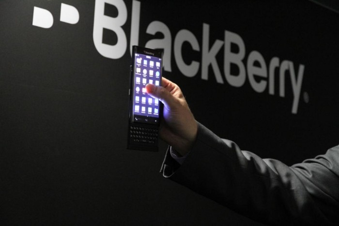 BlackBerry com tela curvada