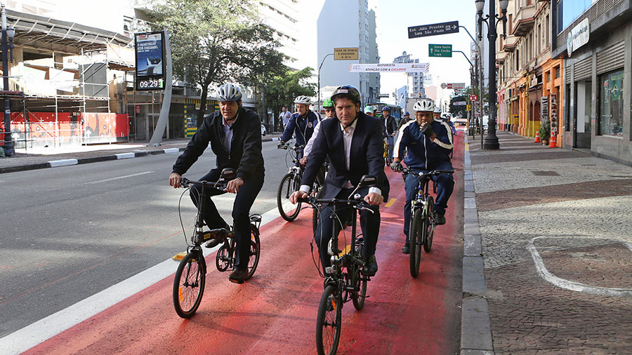 Uma câmera ao vivo conta quantos ciclistas passam nesta avenida de São Paulo