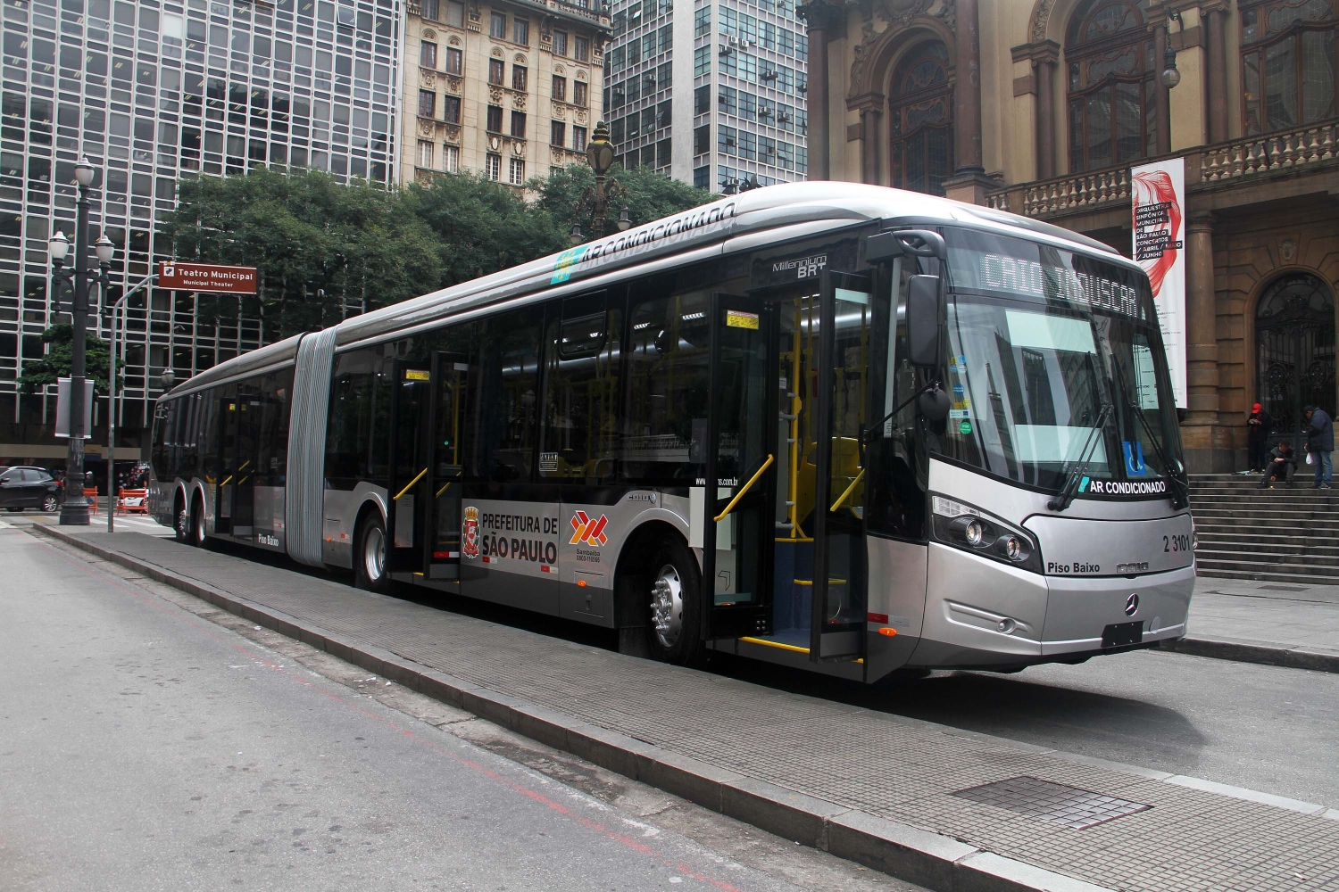 São Paulo terá ônibus com Wi-Fi e tomada para recarga de celular