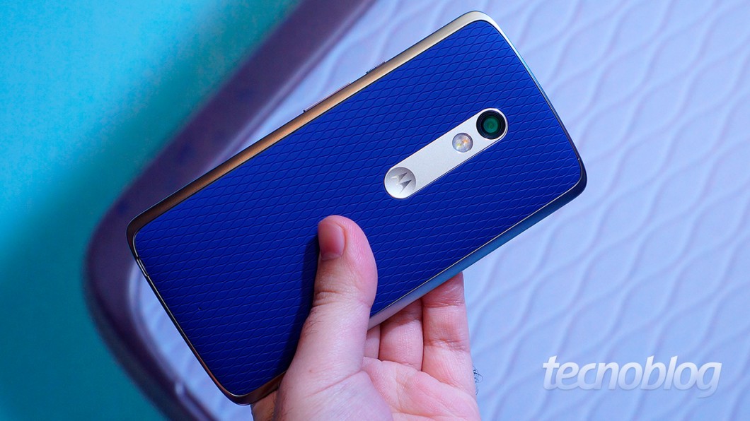 Moto X Play: uma traseira com toque emborrachado e textura... diferente