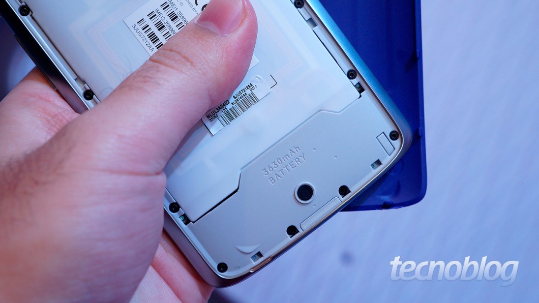 Moto X Play: tampa removível, mas bateria selada