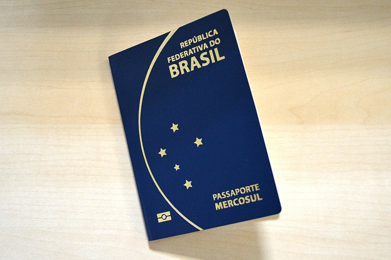 Passaporte brasileiro fica mais seguro e passa a valer por dez anos