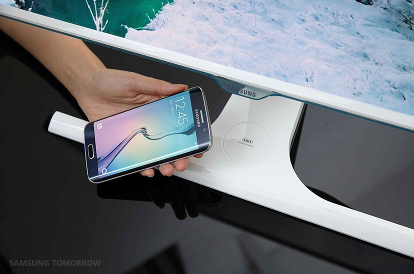 A base do novo monitor da Samsung recarrega seu celular sem usar fios