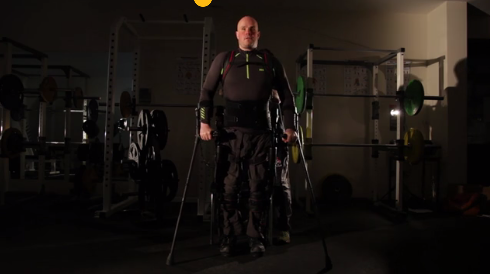 Como a tecnologia está fazendo um homem paralítico aprender a andar novamente