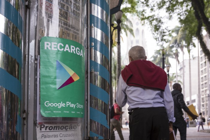 São Paulo, Brasil 23-11-2015 matéria sobre recarga do Google Play Store fita no comércio da praça da Sé. Fotos Fernando Martinho.
