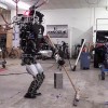 Robô bípede Atlas já consegue executar tarefas domésticas