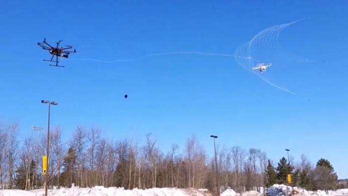 Robotic Falconry, um drone que “caça” drones disparando uma rede