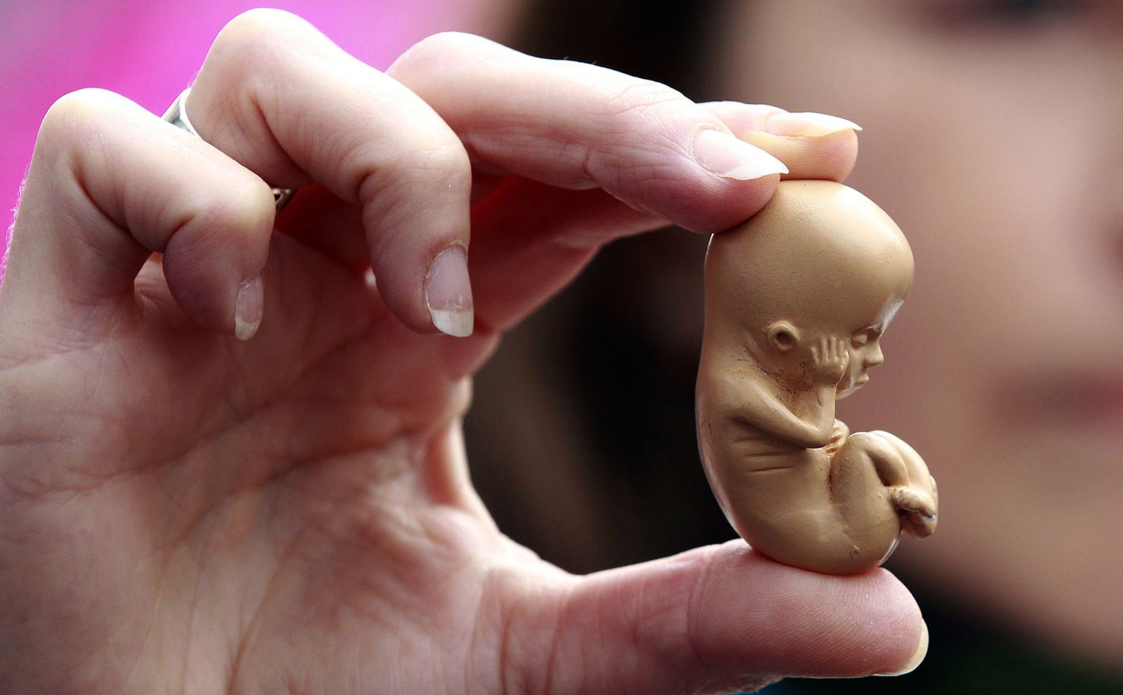 Cientistas recebem permissão para editar DNA de embriões humanos