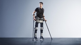 Um rapaz paraplégico voltou a andar graças a este exoesqueleto