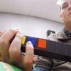 Com chip no cérebro e ajuda de um computador, rapaz tetraplégico volta a movimentar a mão