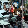 Taxistas protestam contra Uber em SP com barricada e depredação de carro