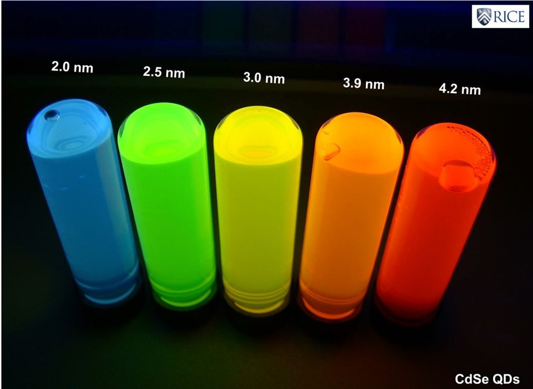 Frascos com nanocristais: pontos quânticos maiores geram vermelho; pontos menores, azul