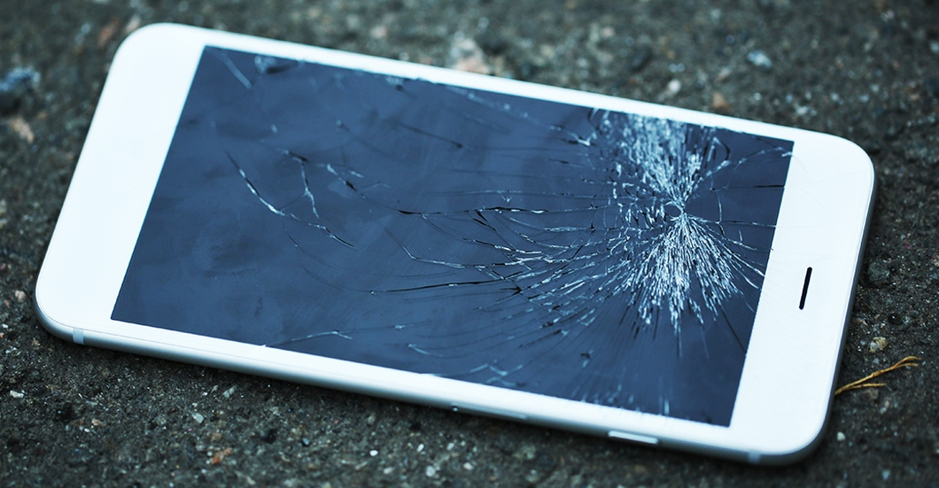 Она разбила телефон. Бракованные смартфон. Разбитый телефон. Телефон с разбитым экраном. Сломанный телефон.
