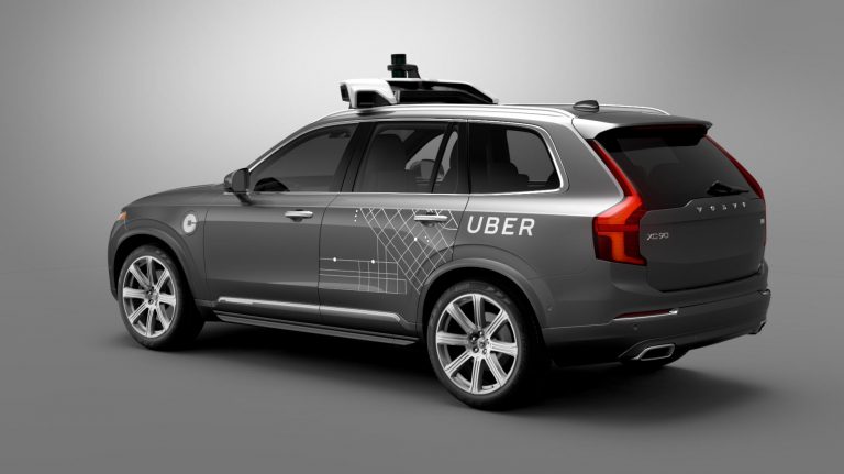 Uber suspende teste de carros autônomos após acidente