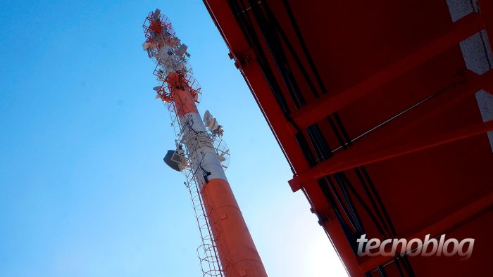 Projeto de lei quer liberar antenas de celular nos imóveis irregulares de SP