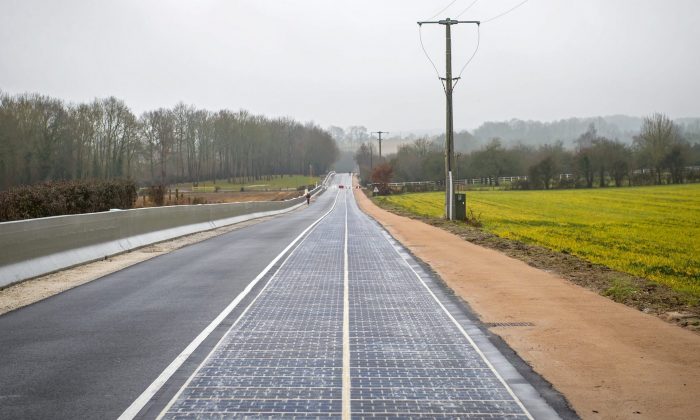 França inaugura primeira estrada com painel solar