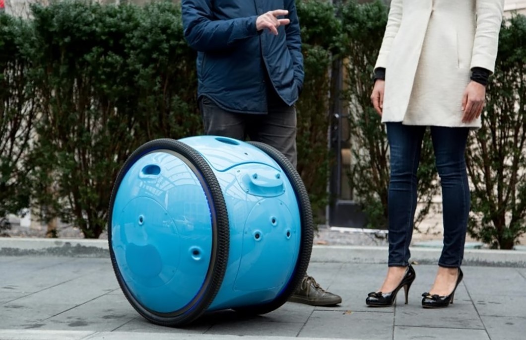 A fabricante da Vespa criou um robô que não te deixa carregar peso