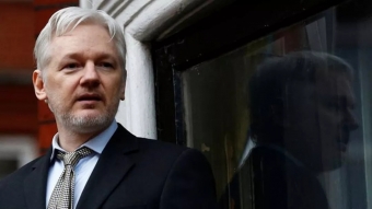 Julian Assange é preso em Londres após Equador revogar asilo