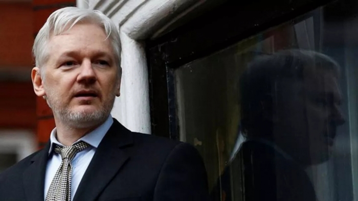 Julian Assange é preso em Londres após Equador revogar asilo