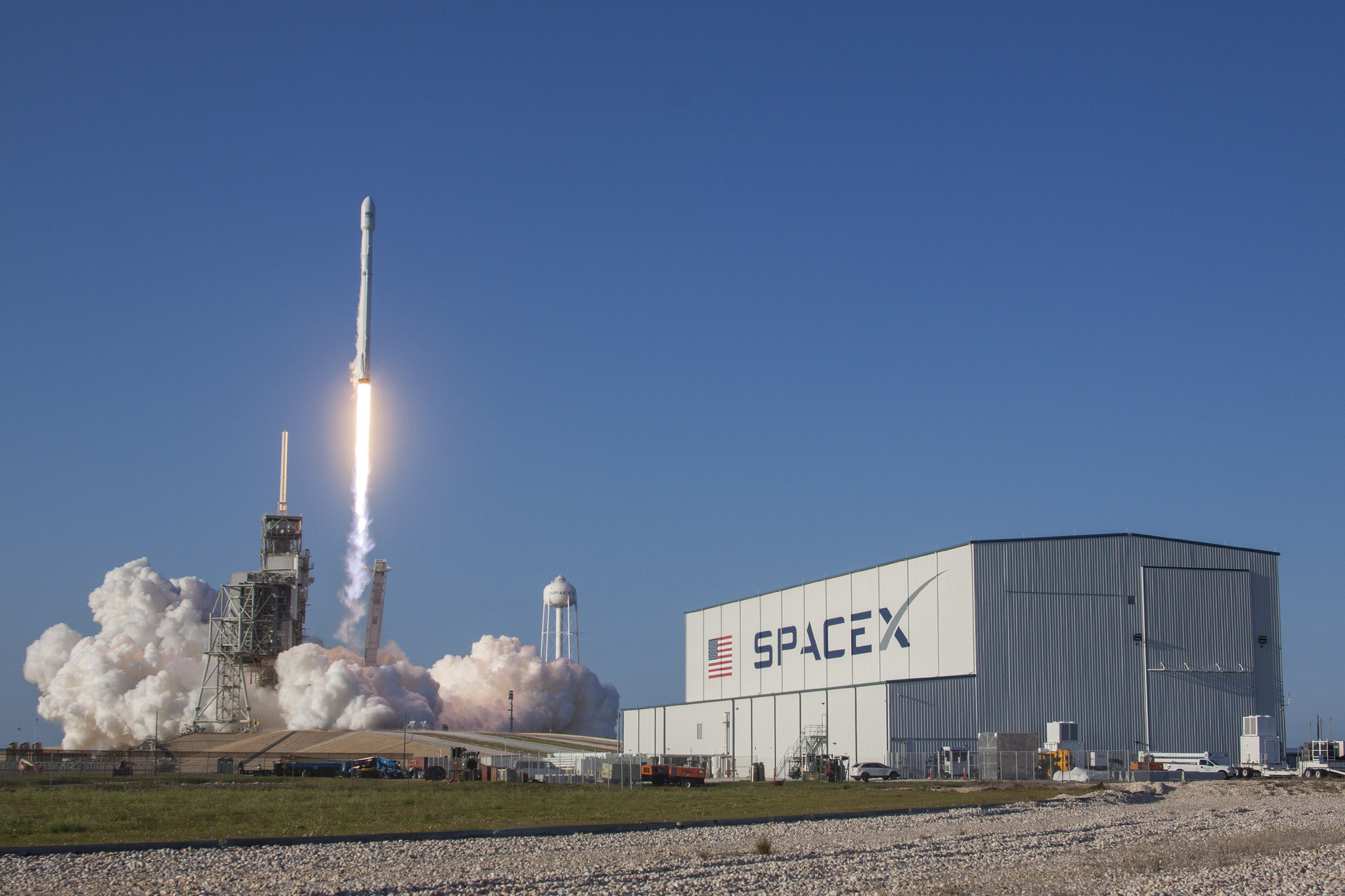 SpaceX relança e pousa foguete pela primeira vez