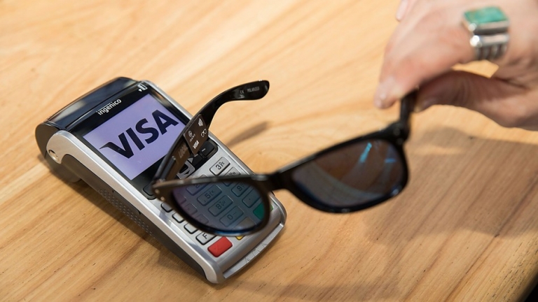 Visa testa óculos de sol que permitem realizar pagamentos